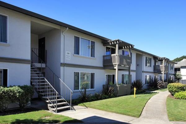 Seacliff Apartments in Pacifica~Exterior Building