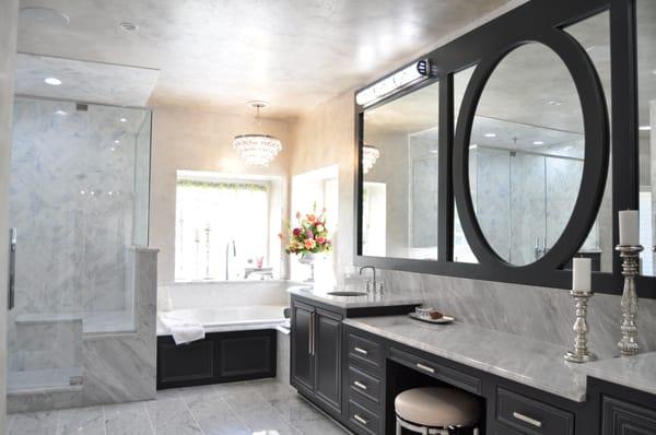 Master bath with a palette deco finish.