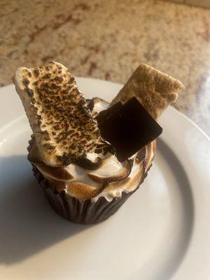 One of this week's cupcakes, S'mores. I already ate the apple crumble cupcake, fantastic!