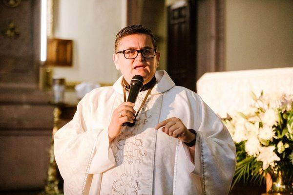 Nuestro Párroco el P. Toribio Gutierrez quien es sacerdote por casi 15 años y 100% bilingüe.