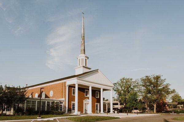 Anderson Hills United Methodist Church is located on the corner of Beechmont Ave & Forest Rd in Anderson Township, Cincinnati, Ohio