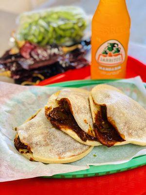 Gorditas de nopales con Chile rojo y carne de puerco, muy ricas!!