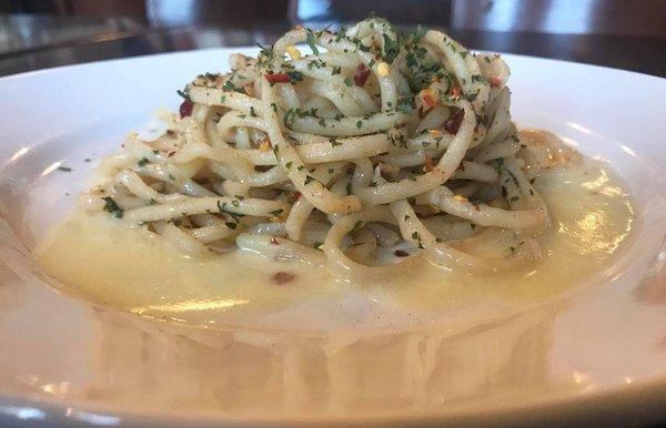 Aglio, oleo, and pepperincino (vegan), a classic Román dish