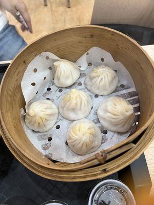 Crab roe and meat Xiao long bao (蟹黄鲜肉小笼包)