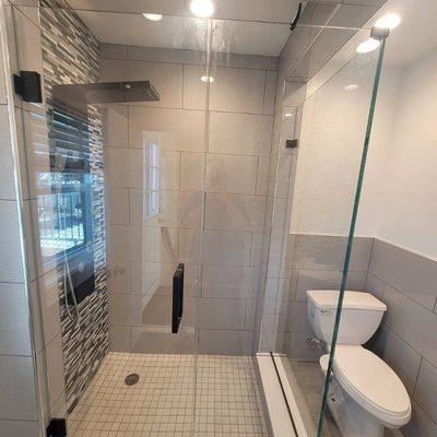 The low iron glass is so crystal clear you can barely see the panel next to the toilet from this angle! #qualityglass