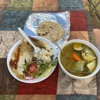 Rica sopa de Gallina India con su arroz y ensalada y su orden de tortillas