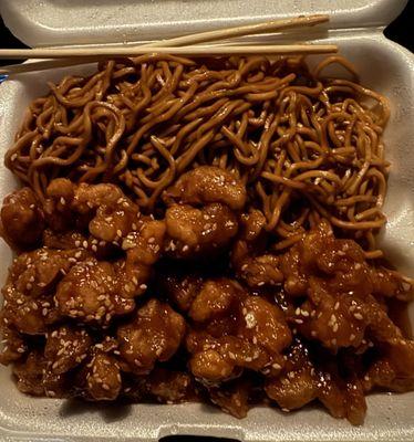 Sesame Chicken combo with plain Lo Mein 4/5 stars!