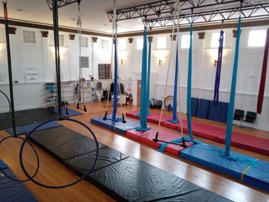 Aerial training facility (challenge aerial) for aerial physical therapy