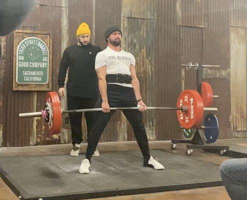 Deadlift competition: lifting over 400lb with 173lb body weight