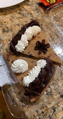 Cookie cake slices