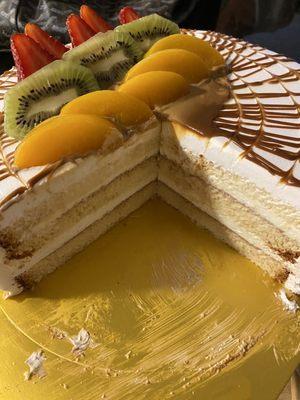 Caramel cake with fruit