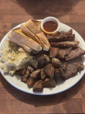 Smoked tri trip platter, seasoned potatoes, Bon fire mac n cheese, garlic bread and delicious bbq sauce!!