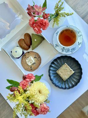 Our Paradise Bake Box is perfect for afternoon tea :)