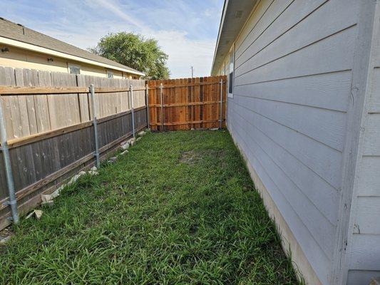 Fence on the side of house just beautiful