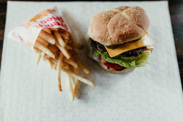 Cheeseburger & fries