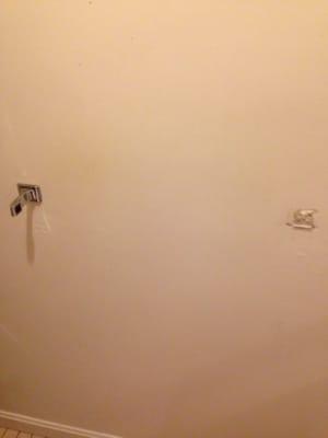 Towel rack not fixed before moving in