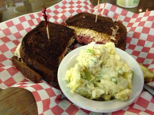 No bread isn't burnt they just use a super dark rye bread!