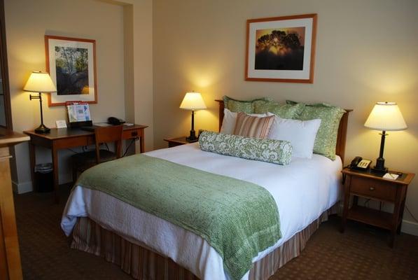 Beautiful queen bedded guestrooms at the Knight Center.  Rooms come with complimentary Wi-Fi and complimentary breakfast.