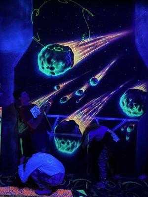 Blacklight mini golf meteor shower