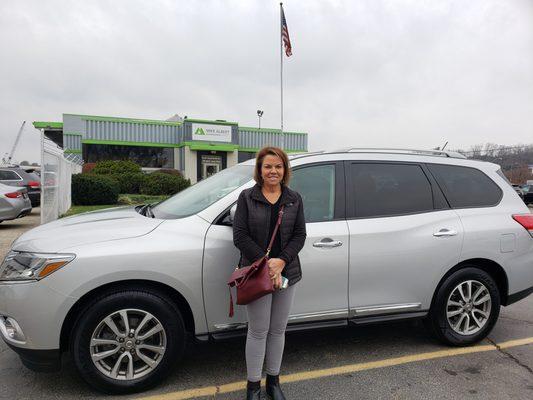 Congratulations Tammy on your 2016 Pathfinder SL!! Have a safe trip back to Florida!!