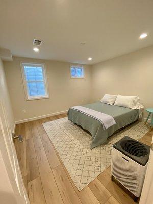 bedroom w/egress window