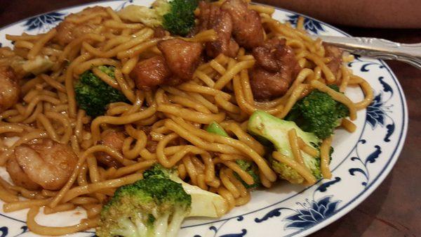 House lo mein with broccoli only for the hubster.