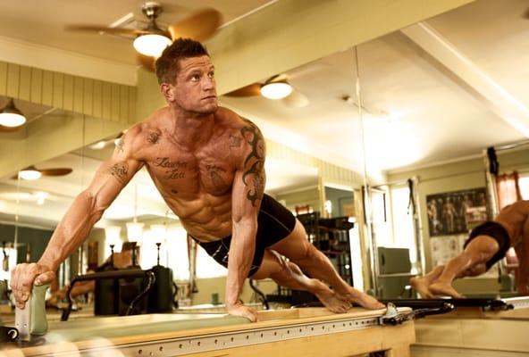 NFL punter Steve Weatherford shredding his core!