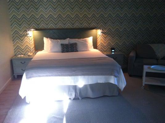 A beautiful room near the river outlet. Great daily service; immaculate house keeping. Thank you!