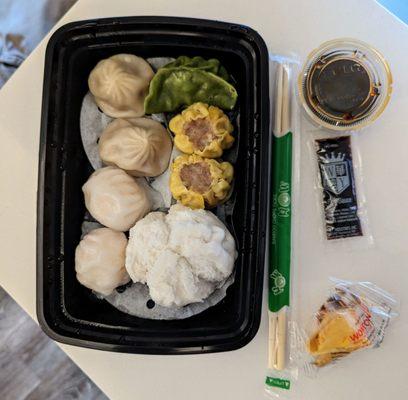 Dim Sum Combo   (2 Shrimp Dumpling, 2 Sui Mai, 2 Shanghai Juice Bun, 1 Veggie Dumpling and 1 Char Sui Bao)