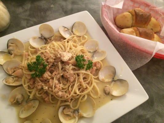 Clams linguini in white sauce