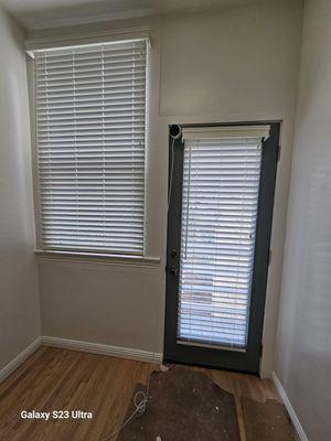 More perfect fitting blinds in the kitchen.