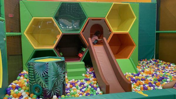 Little kid area ball pit that was perfect for 1-3 year olds (babies who can sit up & crawl too)