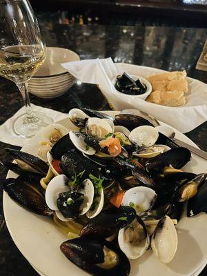 Linguini with Clams and Mussels Dinner