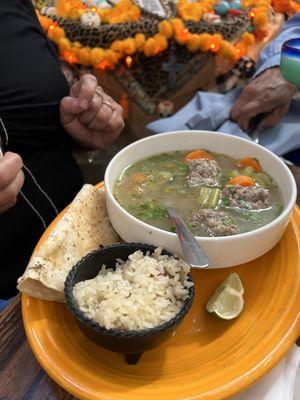 Caldo de Albóndigas