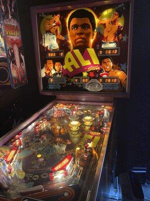 Ali pinball.