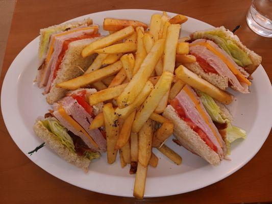 Club sandwich w/fries