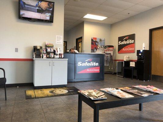 Waiting area and reception at Safelite. HGTV was on and there was free coffee.