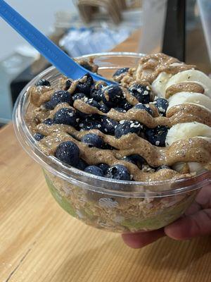 Hemp Green Bowl : granola, banana, blueberries, hemp seeds and almond butter