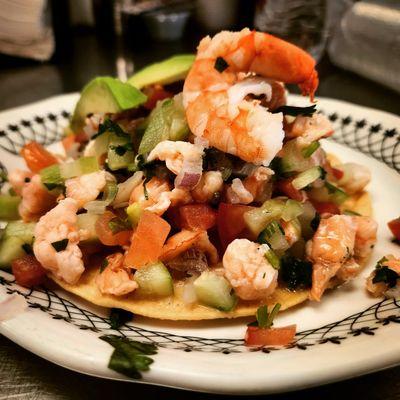 Tostada de ceviche de camarón