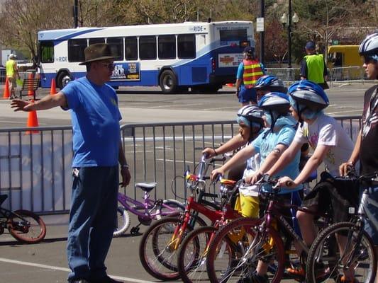 Les teaches signals at Wild West Roadeo