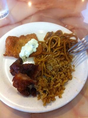 Buffet : fried rice, lo mein, fried breaded chicken, fried fish with tartar sauce