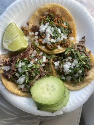 Tres tacos: Al Pastor, carne asada, carnitas