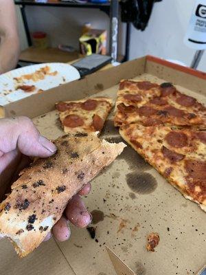 Muy mala pizza quemada ni el recibo me dio el muchacho ‍‍