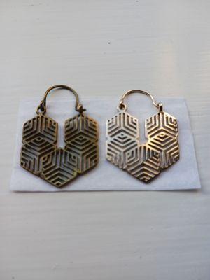 Difference of the (left) costume earring, next to (right) custom job real gold earring. Looks amazing!