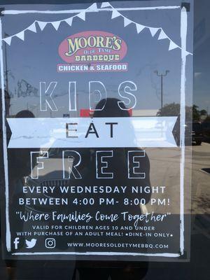 Kids eat free on Wednesday nights!