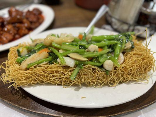 Seafood pan fried noodles