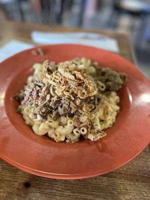 Macaroni and cheese with pulled pork