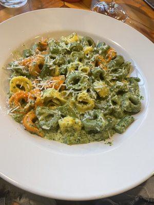 Tortellini with asparagus and pesto