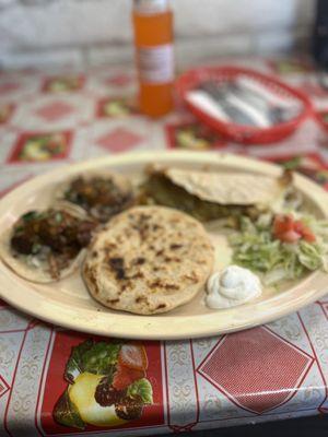 Pupusa de Queso/Chicharrón, tacos de Carnitas and asada and Quesadilla hecha a mano de Chicharron en Chile verde