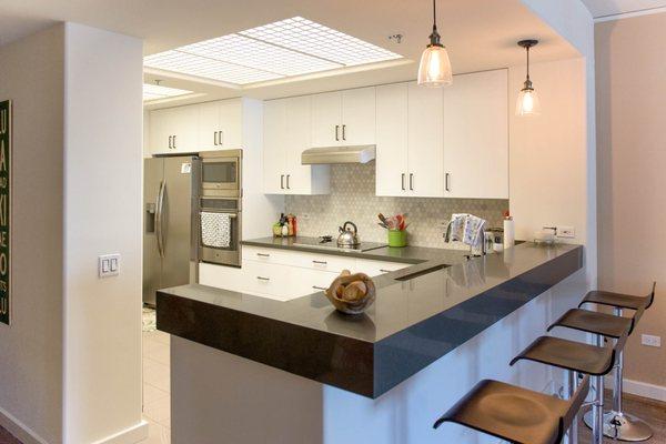 Custom slab door european-style frameless cabinets with matte white lacquer finish